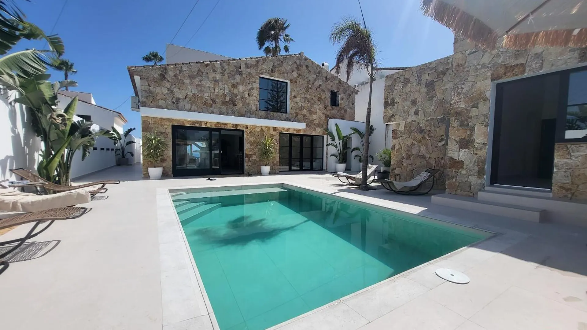 Beachfront Villa Estepona 0*,